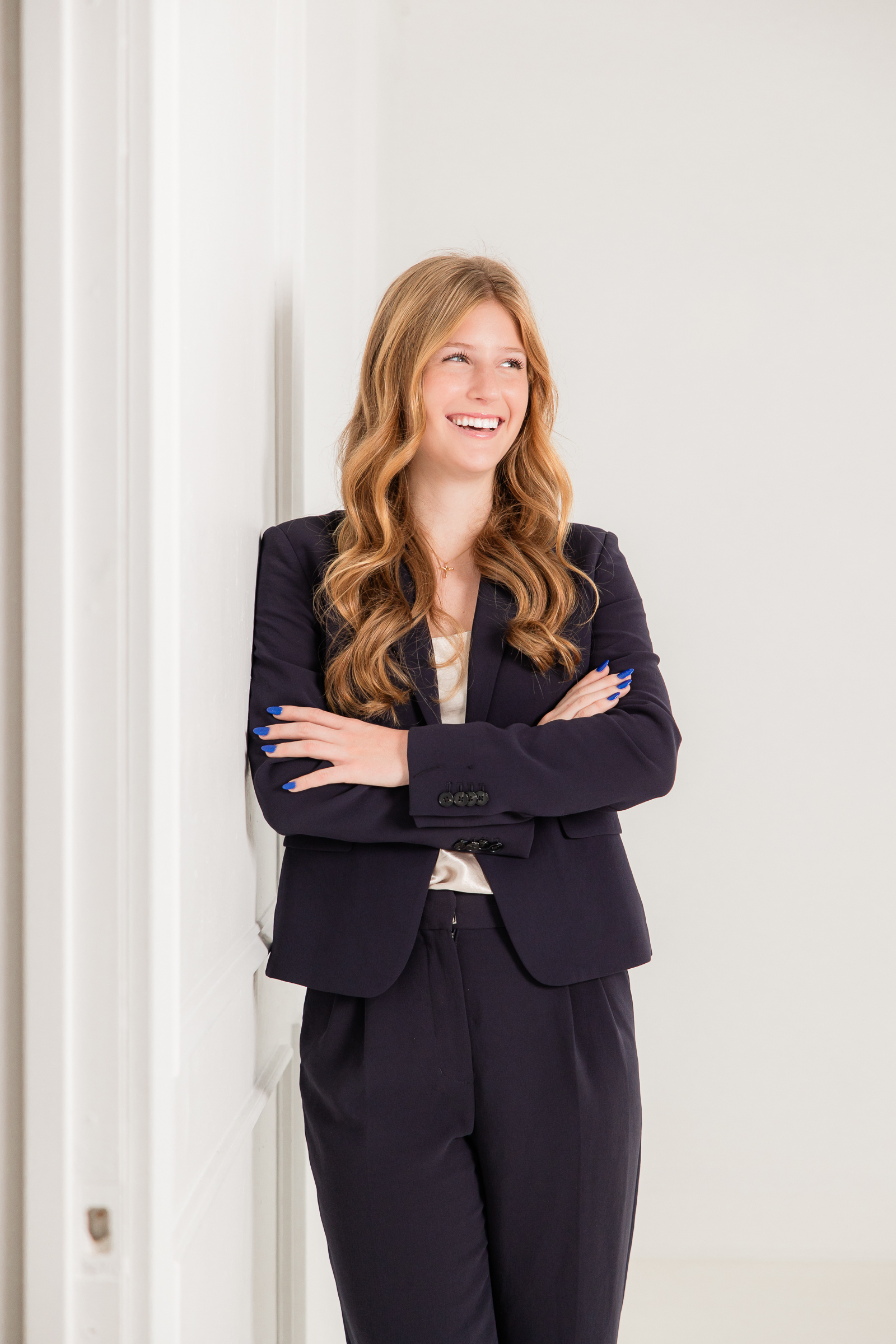 natural Atlanta branding portrait with crossed arms that communicates confidence and approachability